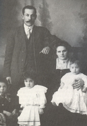 Image - Petro Zvarych (Peter Svarich) with his family.